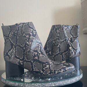 Old navy Faux snake skin autumn heeled ankle boots size 10 zip up booties